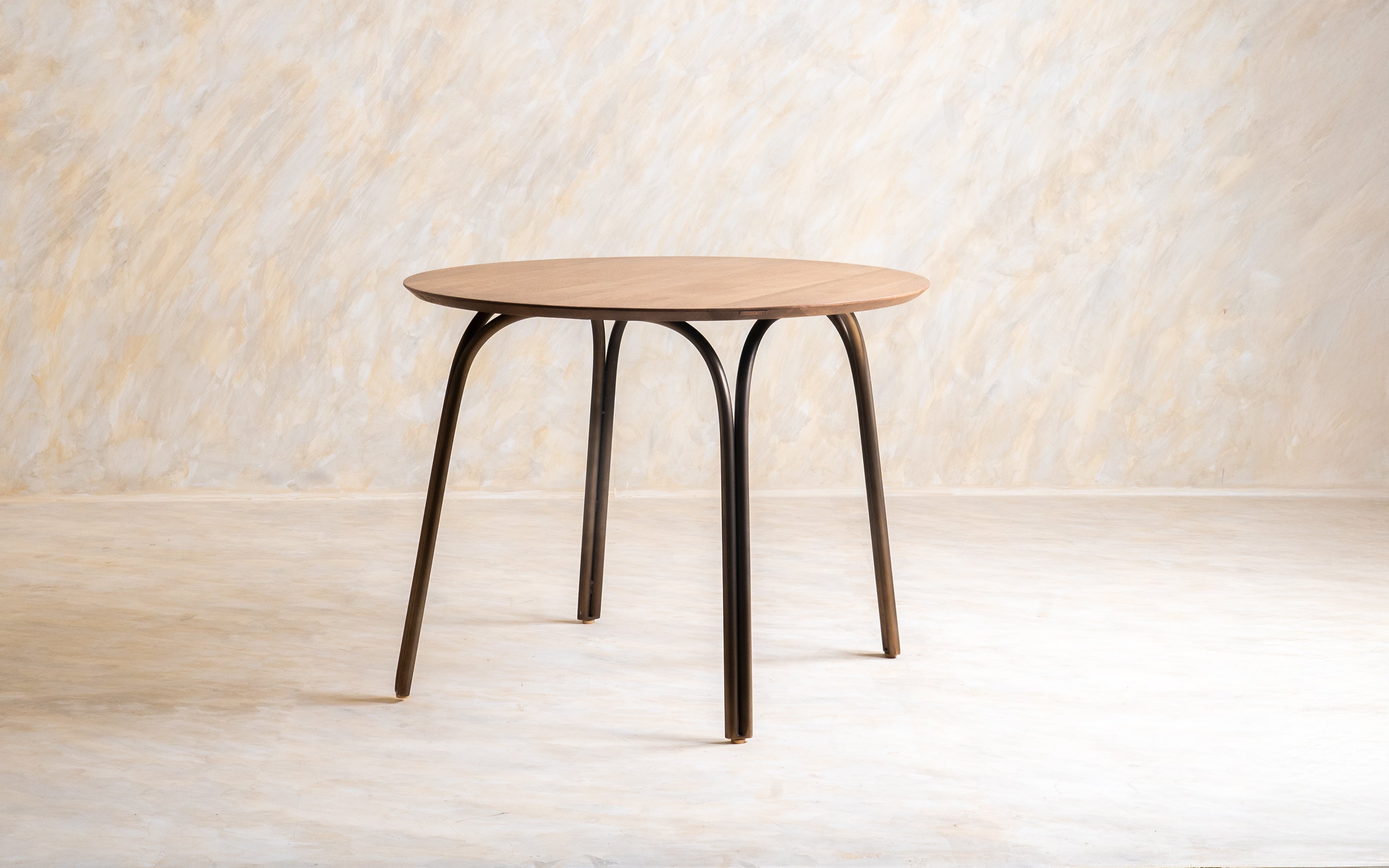 Arco Outdoor Dining Table Round - Orange Tree