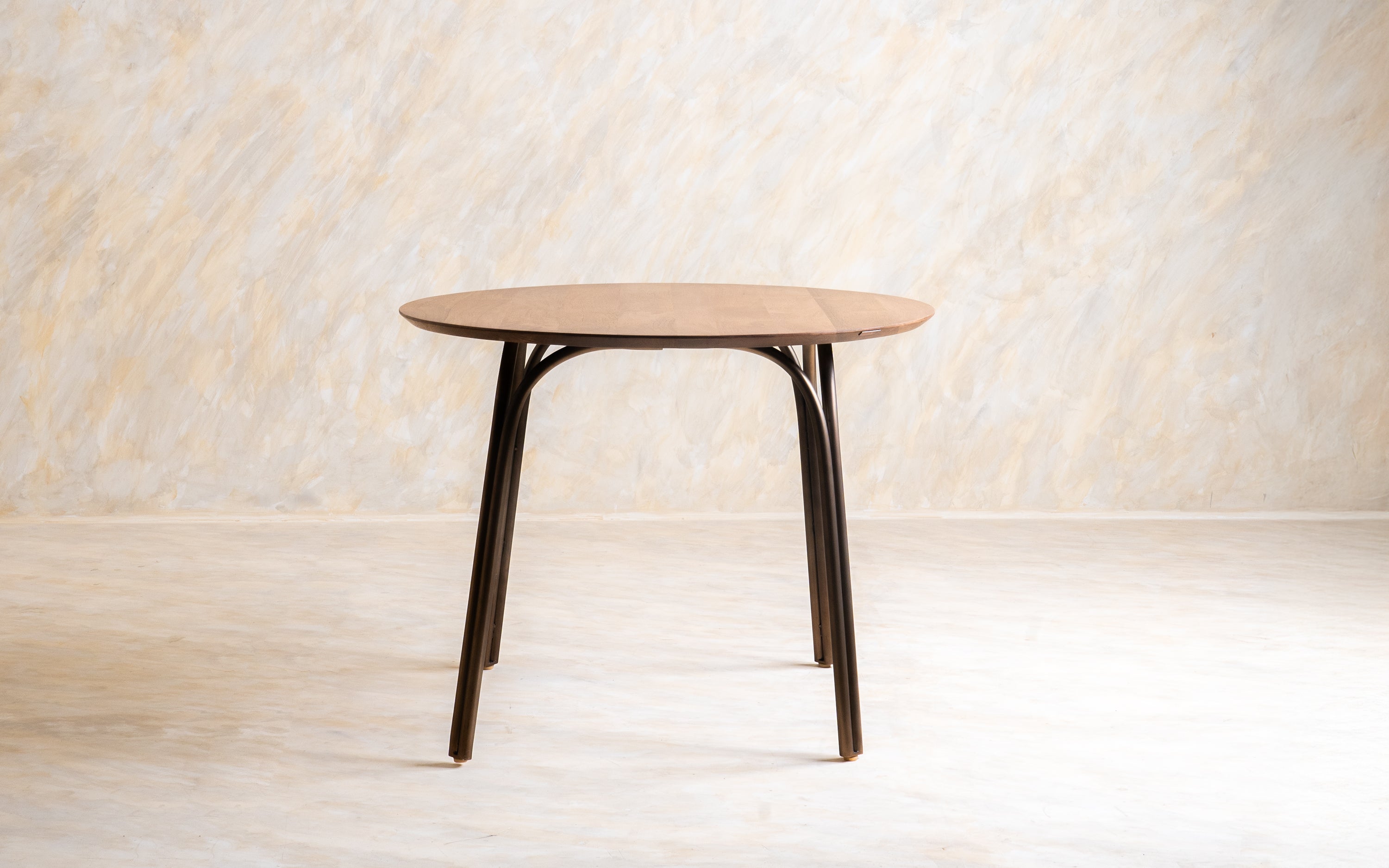 Arco Outdoor Dining Table Round - Close shot - Orange Tree