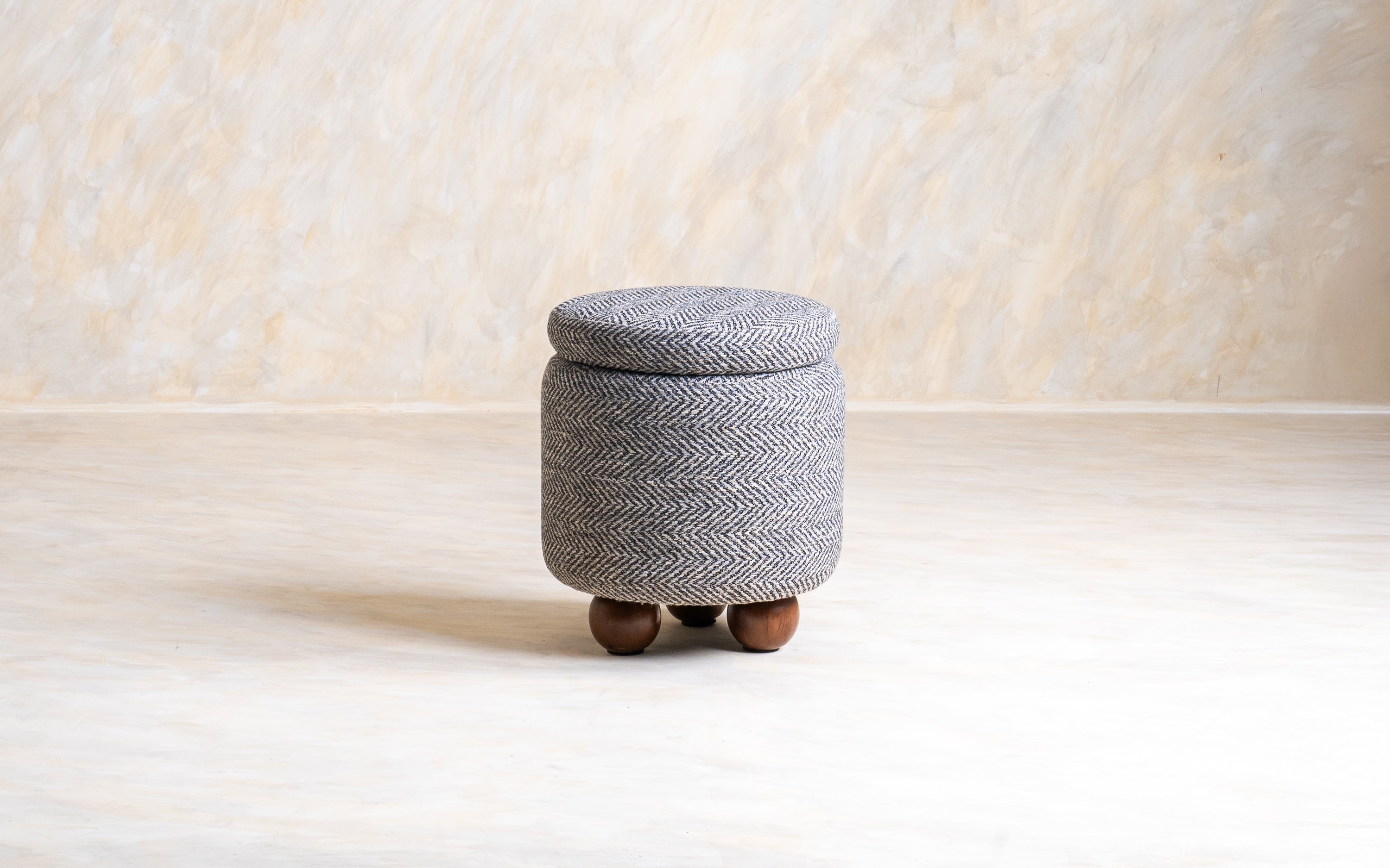 Jupiter Pouf - Close shot - Orange Tree